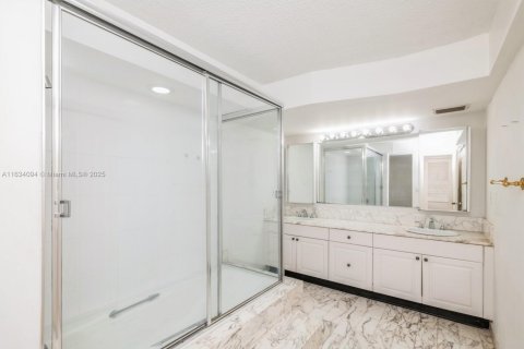 Condo in Miami Beach, Florida, 2 bedrooms  № 1867382 - photo 16