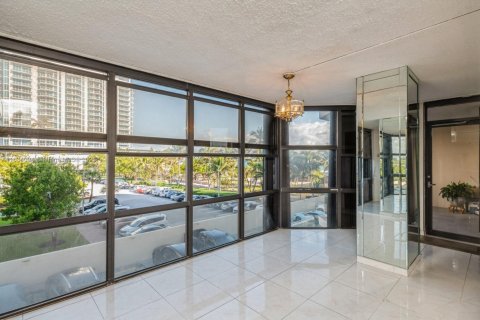Condo in Miami Beach, Florida, 2 bedrooms  № 1867382 - photo 12