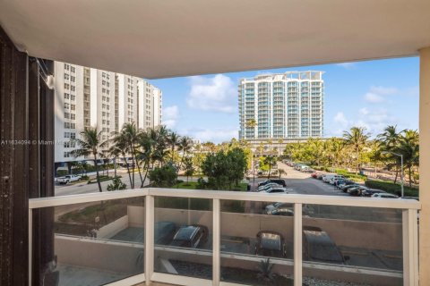Condo in Miami Beach, Florida, 2 bedrooms  № 1867382 - photo 20