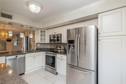 Condo in Miami Beach, Florida, 2 bedrooms  № 1867382 - photo 10