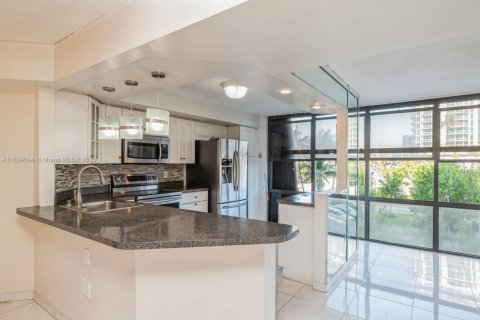 Condo in Miami Beach, Florida, 2 bedrooms  № 1867382 - photo 8