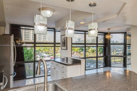 Condo in Miami Beach, Florida, 2 bedrooms  № 1867382 - photo 11