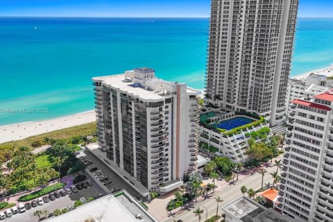 Condo in Miami Beach, Florida, 2 bedrooms  № 1867382 - photo 2