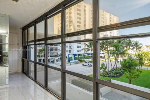 Condo in Miami Beach, Florida, 2 bedrooms  № 1867382 - photo 9