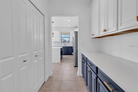 Villa ou maison à louer à Wimauma, Floride: 4 chambres, 352.66 m2 № 2413808 - photo 6