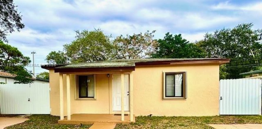 House in Fort Lauderdale, Florida 2 bedrooms, 66.89 sq.m. № 2007344