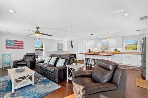 House in New Smyrna Beach, Florida 4 bedrooms, 224.45 sq.m. № 2197765 - photo 8