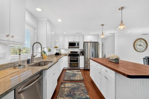 House in New Smyrna Beach, Florida 4 bedrooms, 224.45 sq.m. № 2197765 - photo 6