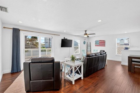 House in New Smyrna Beach, Florida 4 bedrooms, 224.45 sq.m. № 2197765 - photo 9