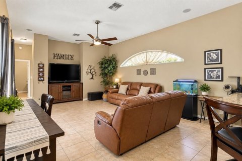 House in Spring Hill, Florida 5 bedrooms, 311.87 sq.m. № 2410631 - photo 12
