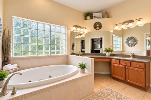 House in Spring Hill, Florida 5 bedrooms, 311.87 sq.m. № 2410631 - photo 16