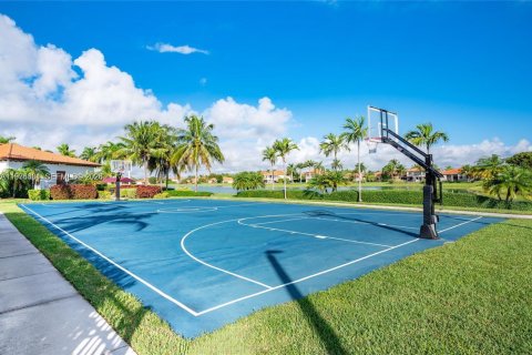 House in Cutler Bay, Florida 4 bedrooms, 237.09 sq.m. № 2040425 - photo 9