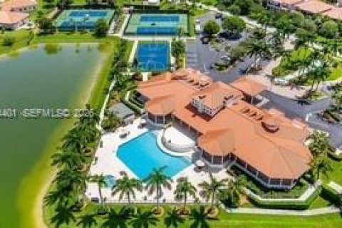 House in Cutler Bay, Florida 4 bedrooms, 237.09 sq.m. № 2040425 - photo 7