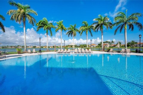 House in Cutler Bay, Florida 4 bedrooms, 237.09 sq.m. № 2040425 - photo 11