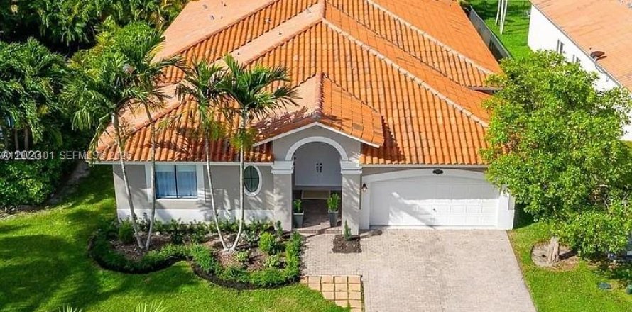 House in Cutler Bay, Florida 4 bedrooms, 237.09 sq.m. № 2040425