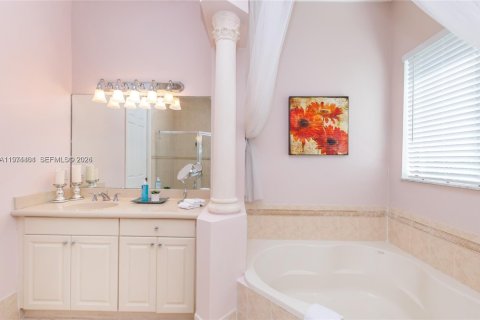 House in Cutler Bay, Florida 4 bedrooms, 237.09 sq.m. № 2040425 - photo 14