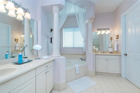 House in Cutler Bay, Florida 4 bedrooms, 237.09 sq.m. № 2040425 - photo 5