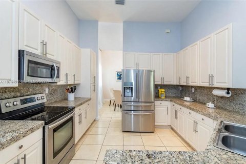 House in Cutler Bay, Florida 4 bedrooms, 237.09 sq.m. № 2040425 - photo 3