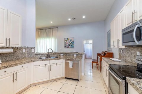 House in Cutler Bay, Florida 4 bedrooms, 237.09 sq.m. № 2040425 - photo 4