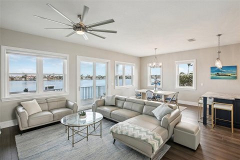 House in Saint Pete Beach, Florida 5 bedrooms, 281.31 sq.m. № 1418980 - photo 5