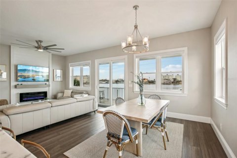 House in Saint Pete Beach, Florida 5 bedrooms, 281.31 sq.m. № 1418980 - photo 9