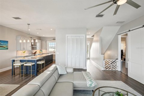 House in Saint Pete Beach, Florida 5 bedrooms, 281.31 sq.m. № 1418980 - photo 10