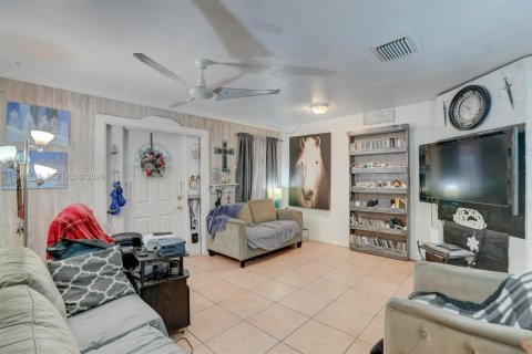 House in Fort Lauderdale, Florida 5 bedrooms, 162.02 sq.m. № 2021934 - photo 16