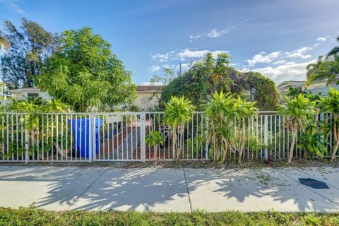 House in Fort Lauderdale, Florida 5 bedrooms, 162.02 sq.m. № 2021934 - photo 8