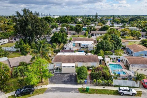 House in Fort Lauderdale, Florida 5 bedrooms, 162.02 sq.m. № 2021934 - photo 2