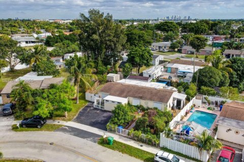 House in Fort Lauderdale, Florida 5 bedrooms, 162.02 sq.m. № 2021934 - photo 4