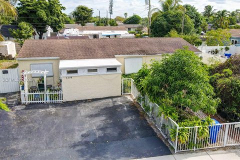 House in Fort Lauderdale, Florida 5 bedrooms, 162.02 sq.m. № 2021934 - photo 7