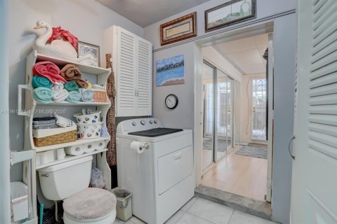 House in Fort Lauderdale, Florida 5 bedrooms, 162.02 sq.m. № 2021934 - photo 19