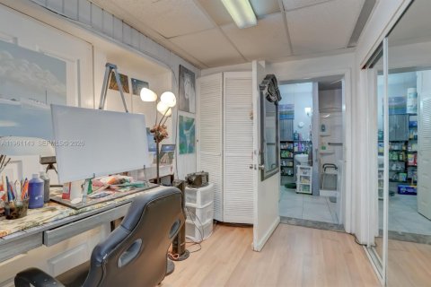 House in Fort Lauderdale, Florida 5 bedrooms, 162.02 sq.m. № 2021934 - photo 20