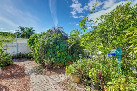 House in Fort Lauderdale, Florida 5 bedrooms, 162.02 sq.m. № 2021934 - photo 11