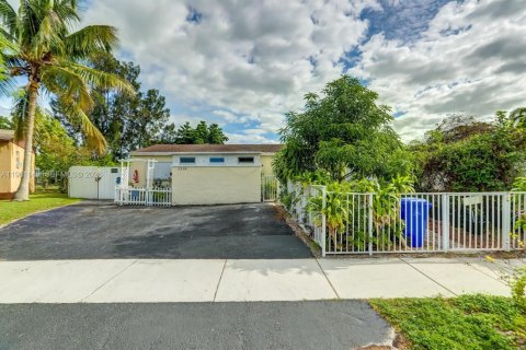 House in Fort Lauderdale, Florida 5 bedrooms, 162.02 sq.m. № 2021934 - photo 5