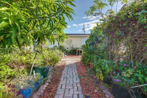 House in Fort Lauderdale, Florida 5 bedrooms, 162.02 sq.m. № 2021934 - photo 9