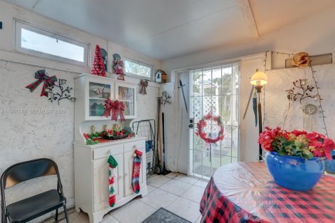 House in Fort Lauderdale, Florida 5 bedrooms, 162.02 sq.m. № 2021934 - photo 13