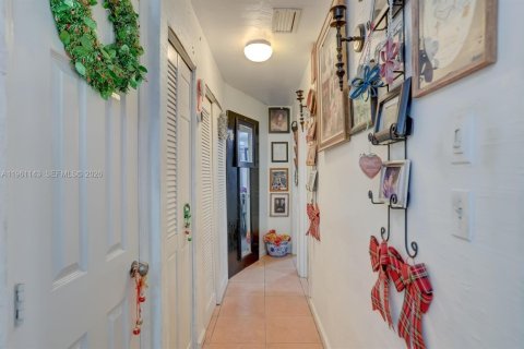 House in Fort Lauderdale, Florida 5 bedrooms, 162.02 sq.m. № 2021934 - photo 21