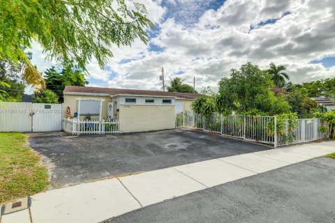 House in Fort Lauderdale, Florida 5 bedrooms, 162.02 sq.m. № 2021934 - photo 6