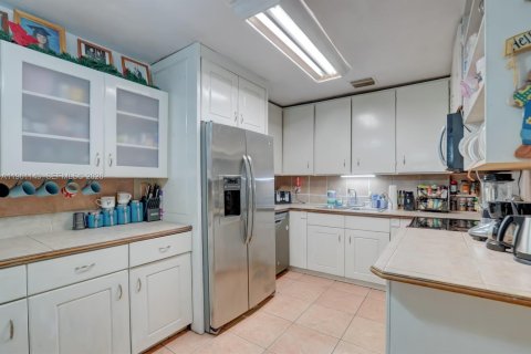 House in Fort Lauderdale, Florida 5 bedrooms, 162.02 sq.m. № 2021934 - photo 17