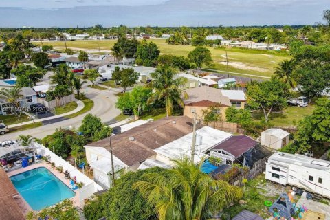 House in Fort Lauderdale, Florida 5 bedrooms, 162.02 sq.m. № 2021934 - photo 3