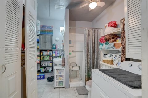 House in Fort Lauderdale, Florida 5 bedrooms, 162.02 sq.m. № 2021934 - photo 18