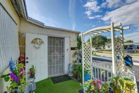 House in Fort Lauderdale, Florida 5 bedrooms, 162.02 sq.m. № 2021934 - photo 12