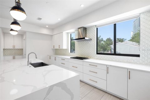 Adosado en venta en Tampa, Florida, 3 dormitorios, 307.32 m2 № 2259100 - foto 12