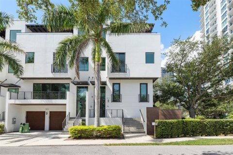 Adosado en venta en Tampa, Florida, 3 dormitorios, 307.32 m2 № 2259100 - foto 2