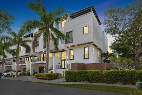 Adosado en Tampa, Florida 3 dormitorios, 307.32 m2 № 2259100