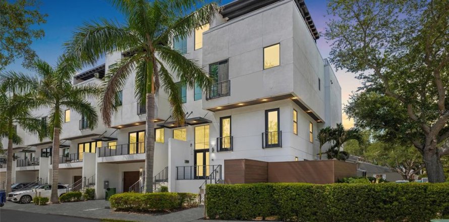Adosado en Tampa, Florida 3 dormitorios, 307.32 m2 № 2259100