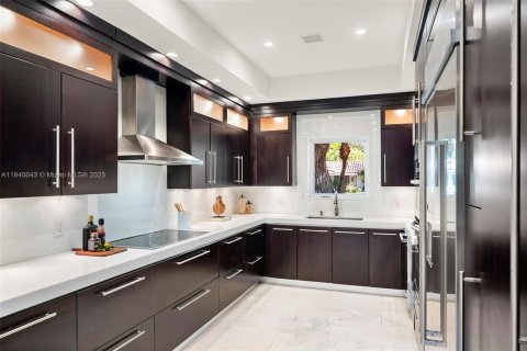 House in Coral Gables, Florida 3 bedrooms, 197.05 sq.m. № 1830912 - photo 11