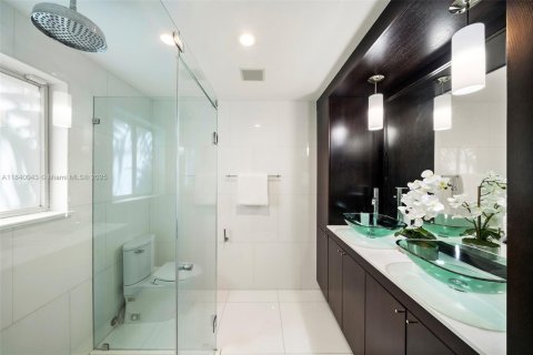 House in Coral Gables, Florida 3 bedrooms, 197.05 sq.m. № 1830912 - photo 30