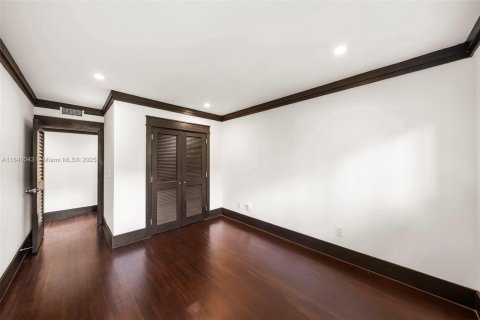 House in Coral Gables, Florida 3 bedrooms, 197.05 sq.m. № 1830912 - photo 25